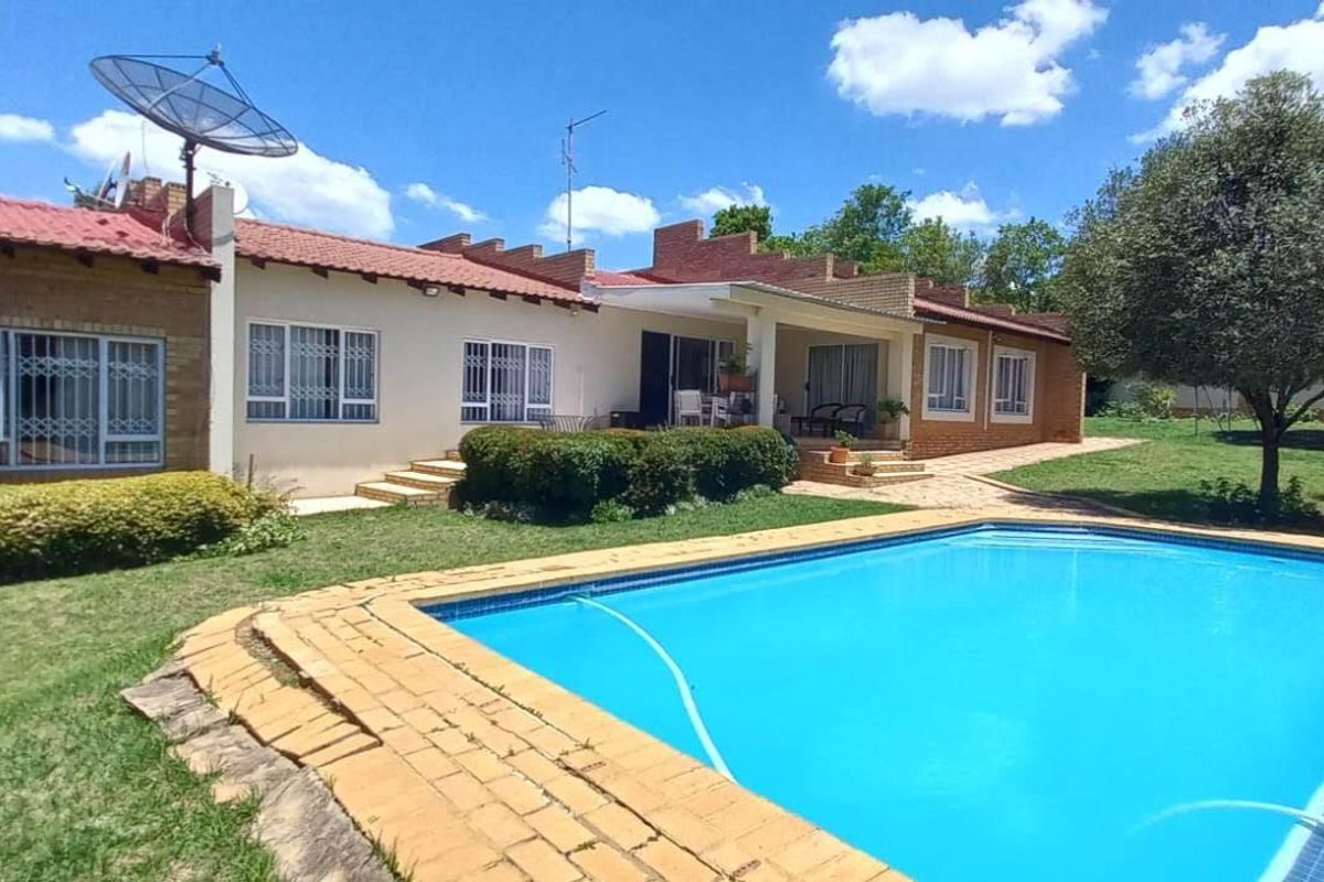 4 Bedroom/2 Bathroom Family Home with pool - Photo 4
