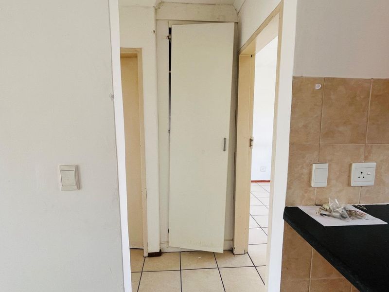 Lock up and go apartment in estate! - Photo 5