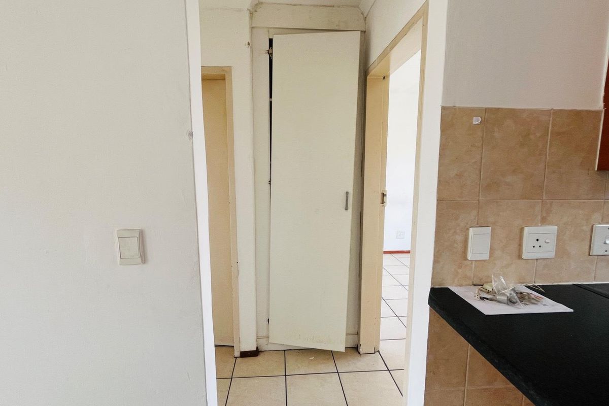 Lock up and go apartment in estate! - Photo 5