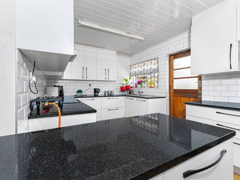 Charming 3-Bedroom Family Home in a Lovely, Quiet Pocket - Photo 9