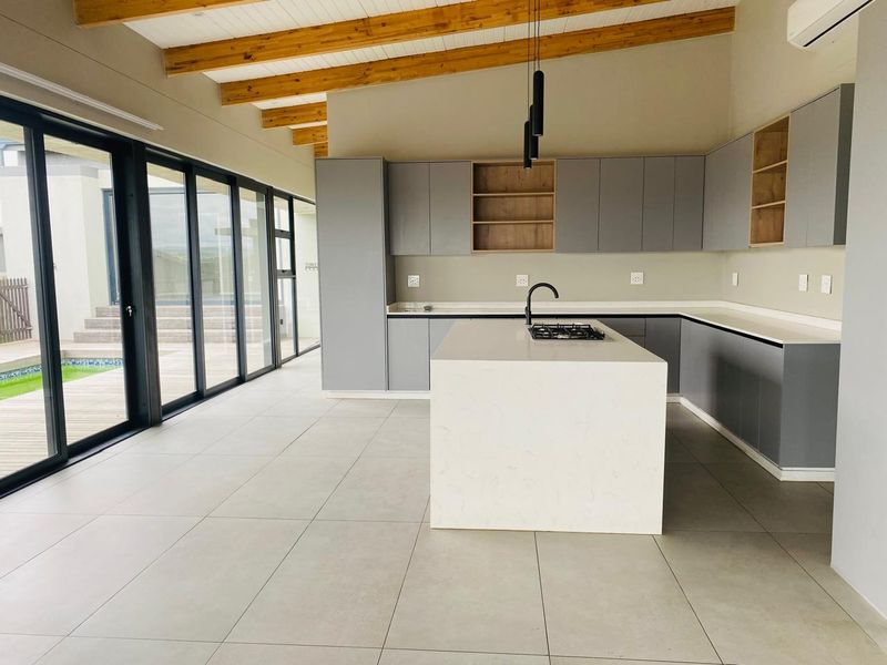 Beautiful Home For Rental in Palm Lakes Estate - Photo 2