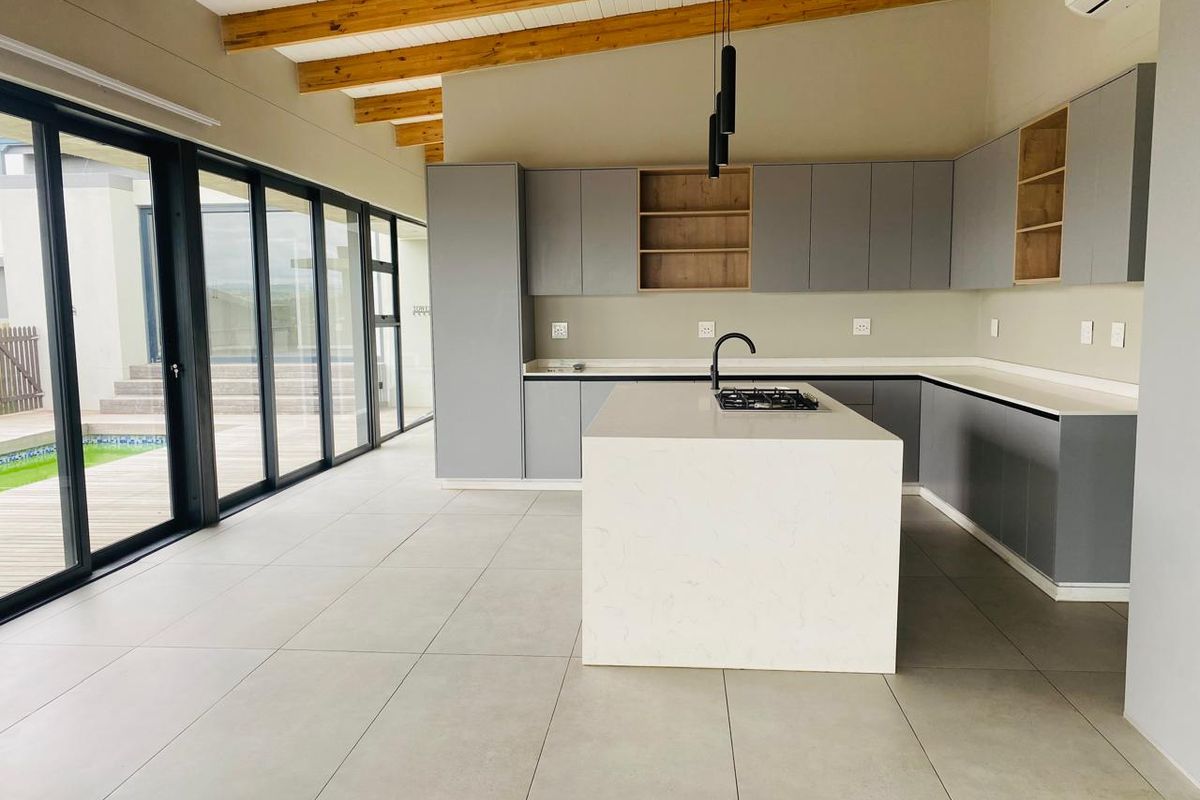 Beautiful Home For Rental in Palm Lakes Estate - Photo 2