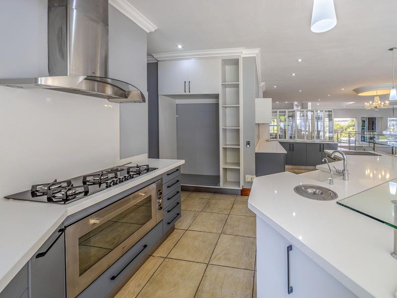 SOPHISTICATED ENTERTAINER IN WOODHILL ESTATE - Photo 8