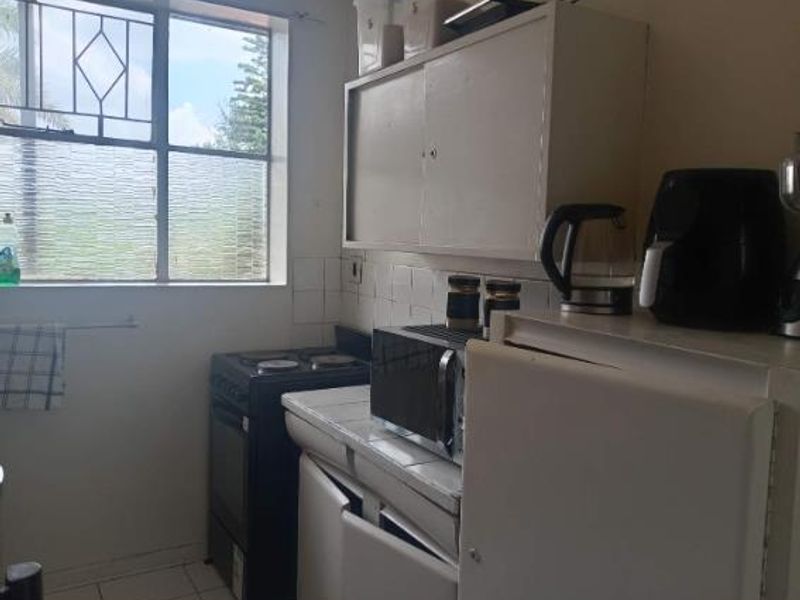 High-potential investment opportunity 1.5-Bedroom Apartment close to all amenities - Photo 5
