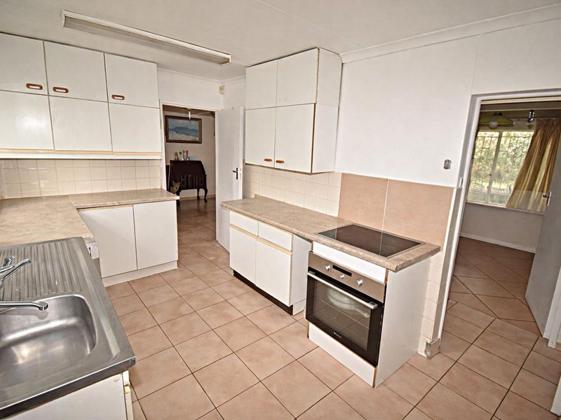 Spacious Family Home - Photo 9