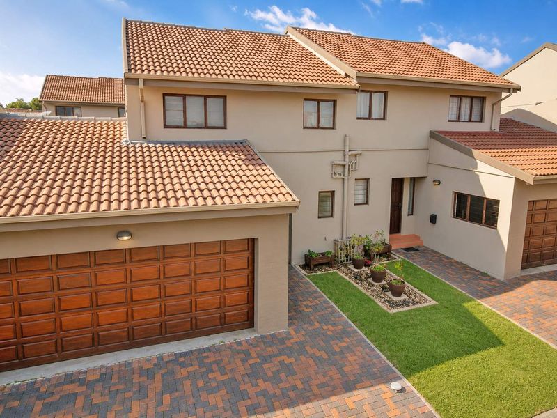 Light-Filled 3-Bedroom Duplex in Heart of Radiokop – Don’t Miss Out! - Photo 1