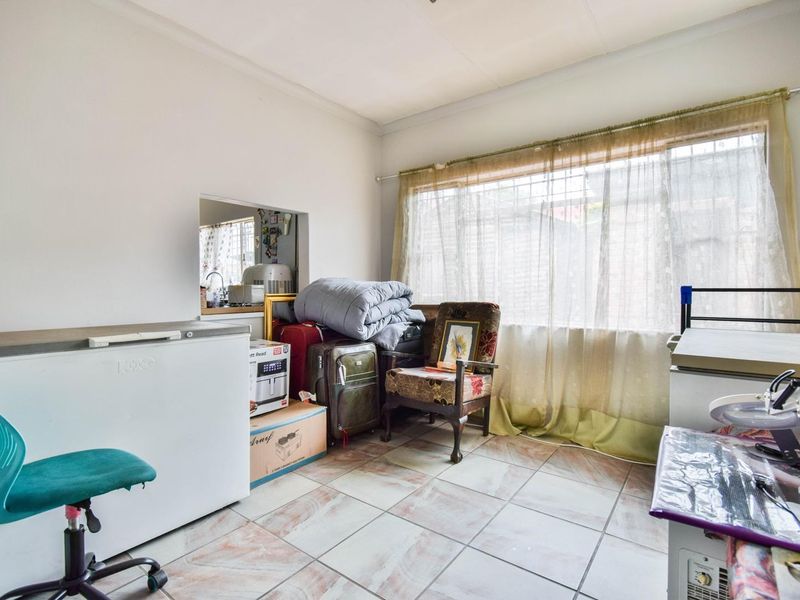 Family home with Borehole, Solar system and Flat on a large stand – Magalieskruin - Photo 7