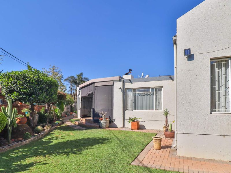 BEAUTIFUL 3 BEDROOM 2 BATHROOM DUET WITH OUTDOOR ENCLOSED ENTERTAINMENT - Photo 2