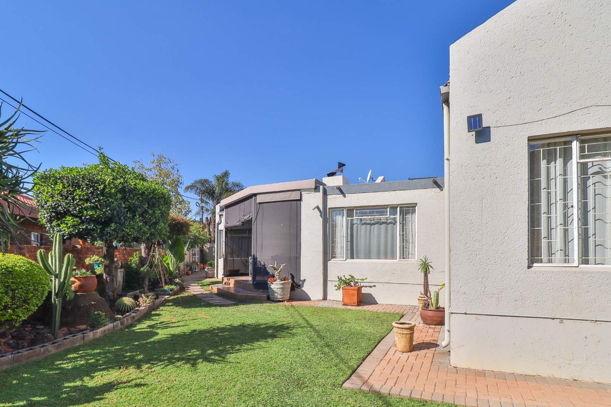 BEAUTIFUL 3 BEDROOM 2 BATHROOM DUET WITH OUTDOOR ENCLOSED ENTERTAINMENT - Photo 2