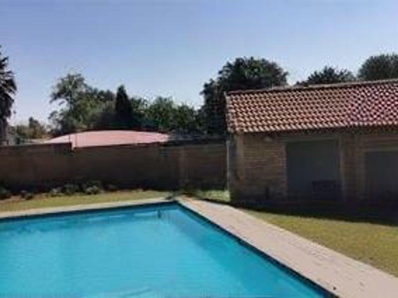 THE REEDS - 2 BEDROOM - 1 FULL BATHROOM - 1 LOCKUP GARAGE - Photo 4