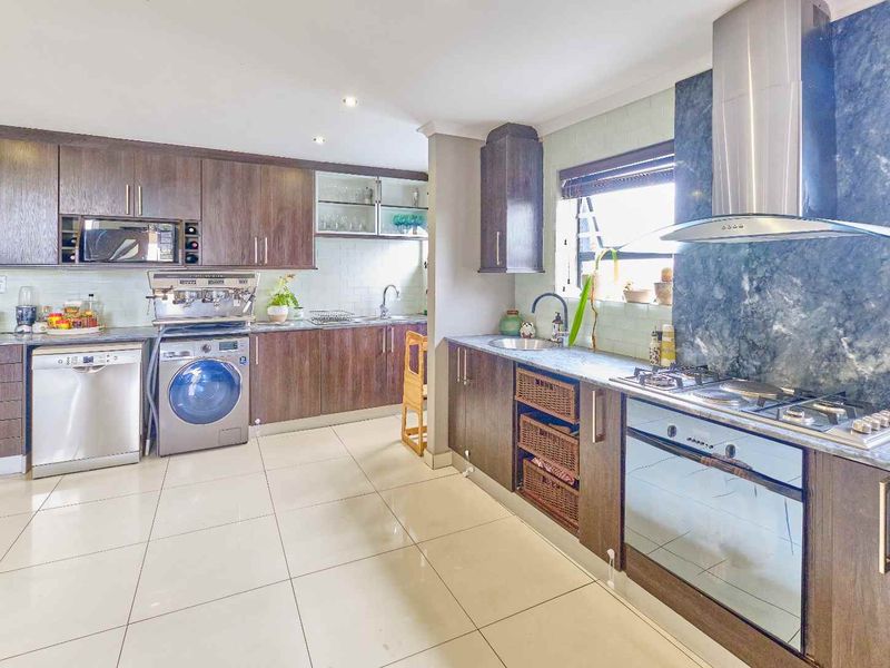 Space, Style, Convenience - Photo 7