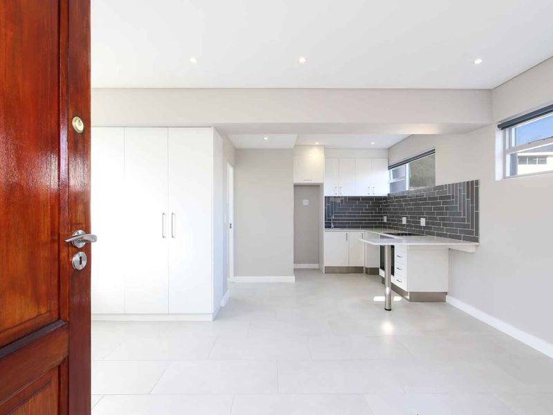 Sunny Studio Beachfront Penthouse - Photo 2