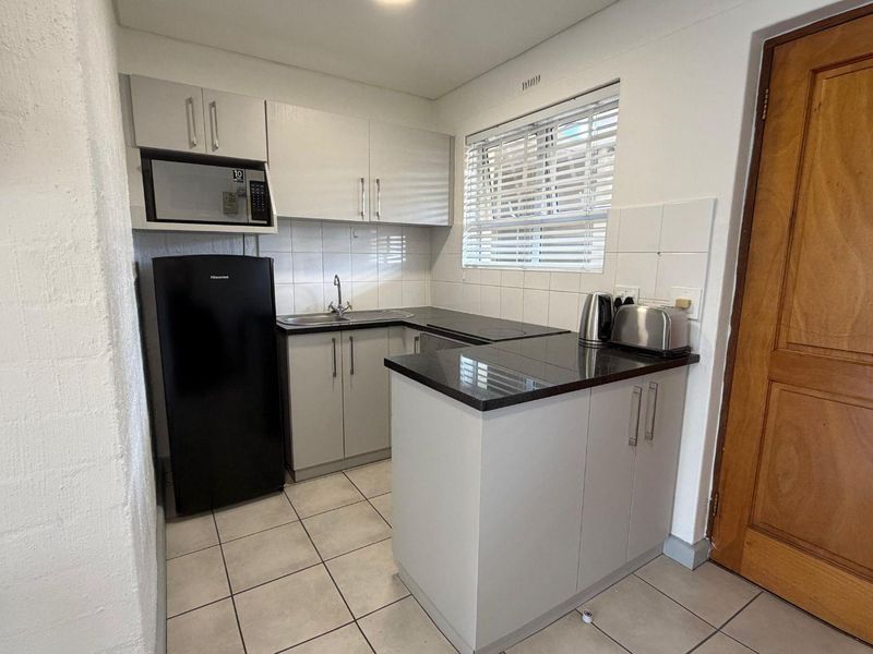 Semi-Furnished Two-Bedroom Rental Close to Stellenbosch University - Photo 5