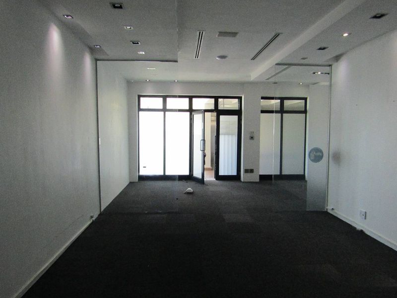 Office space in newly renovated Westlake Lifestyle centre - Photo 4