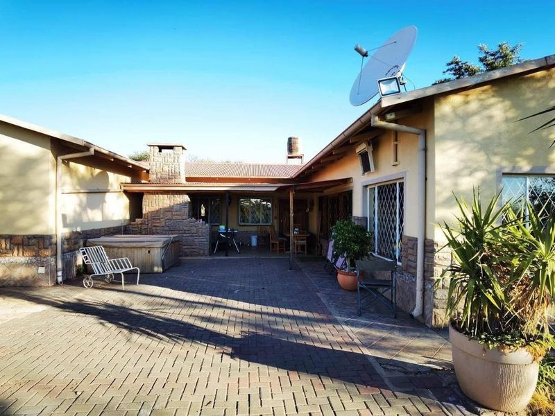 This exceptional property offers a unique blend of residential comfort, business potential, prime location close to town - Photo 10