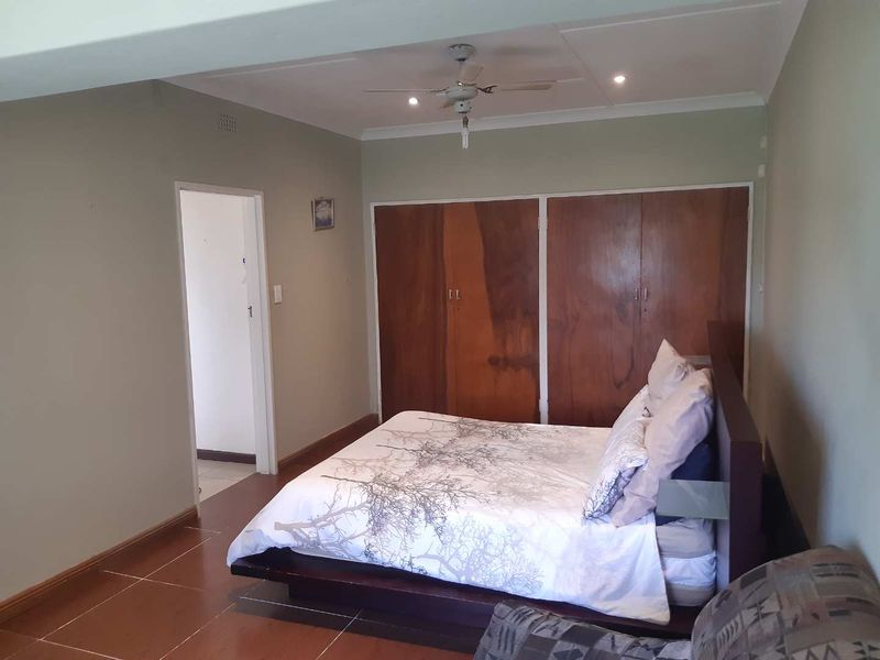 NEAT AND SPACIOUS HOME, ON A MASSIVE YARD WITH AN OUTSIDE ROOM WITH BATHROOM  N BRAAI AREA - Photo 9