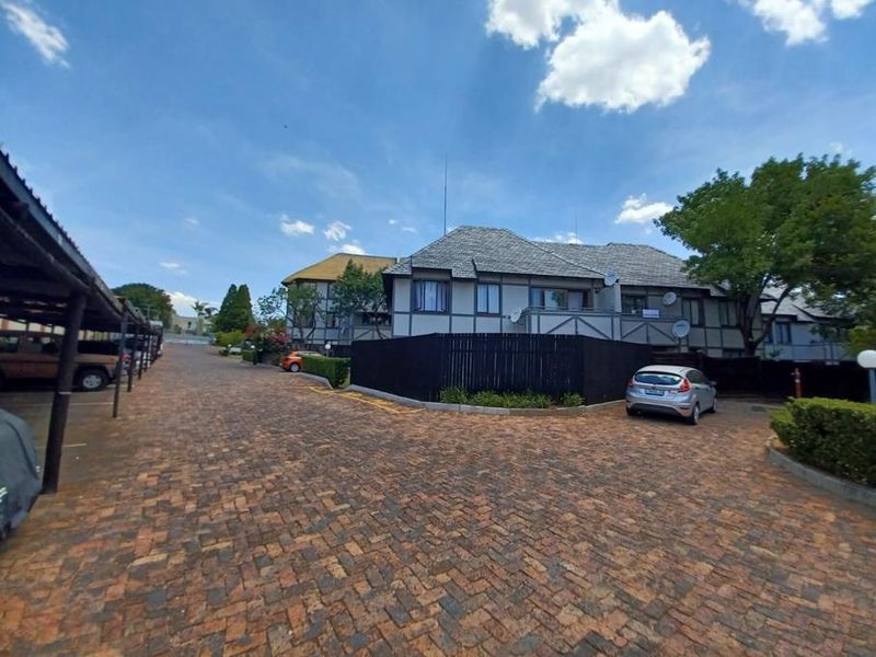 2 Bedroom House in Sunninghill - Photo 5