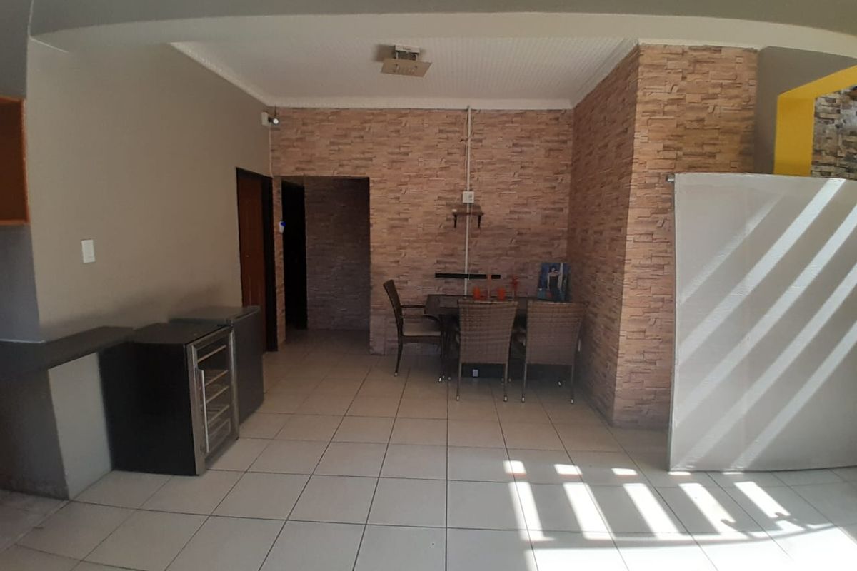This charming home offers a discerning buyer excellent value - Photo 4