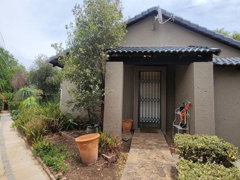 Pet Friendly 2 Bedroom House with lovely garden - Photo 2