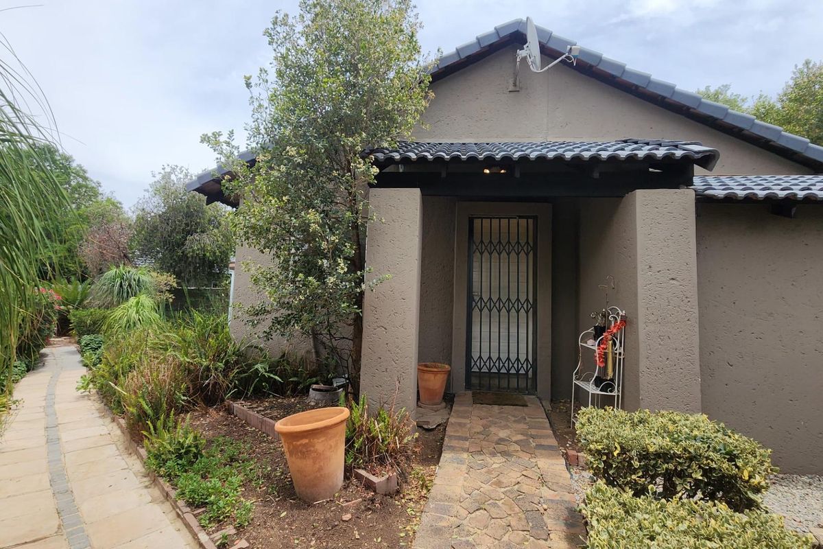 Pet Friendly 2 Bedroom House with lovely garden - Photo 2