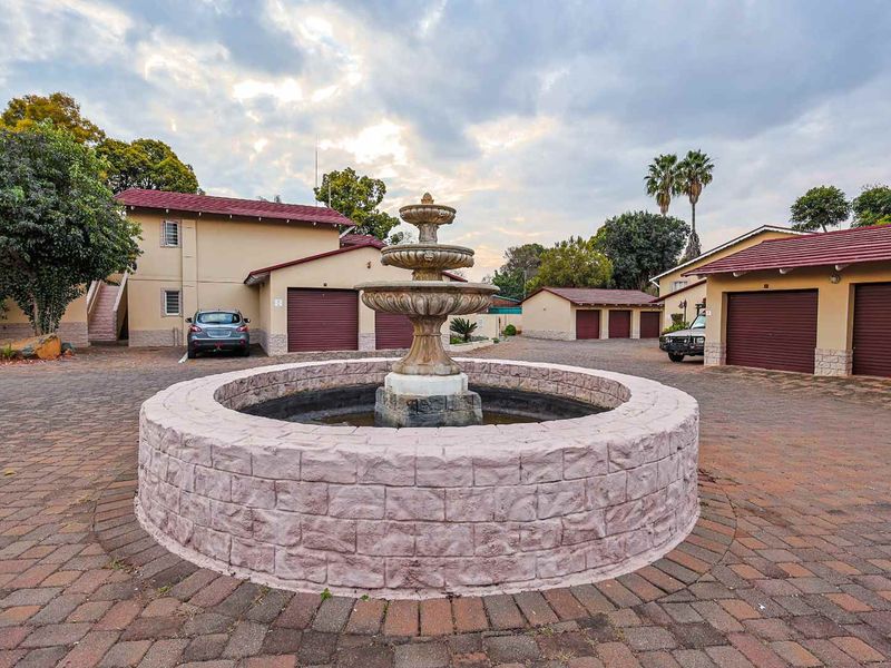 3 Bedroom Townhouse in Secure Faerie Glen Complex - Photo 1