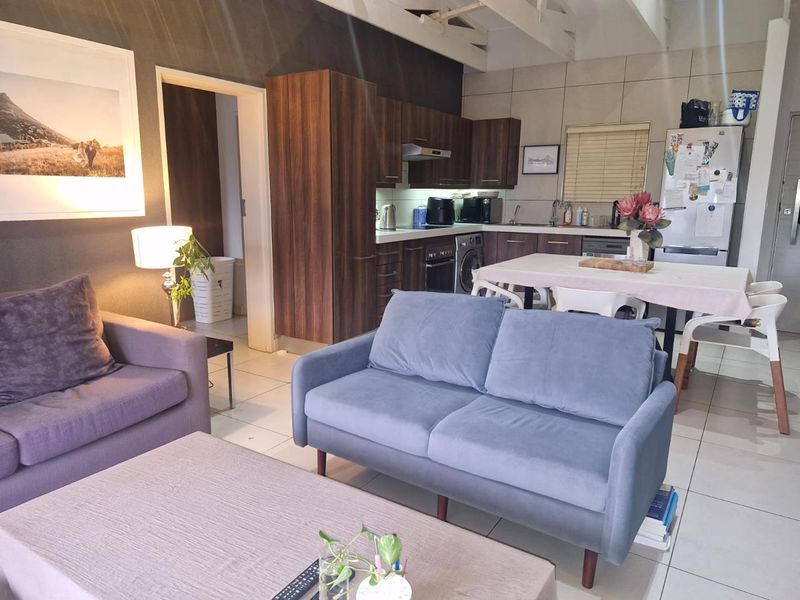 Top floor immaculate 2 Bedroom Apartment - Photo 3