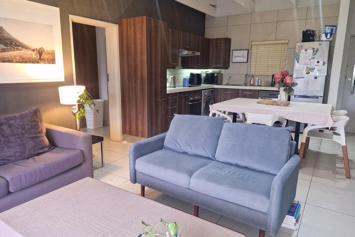 Top floor immaculate 2 Bedroom Apartment - Photo 3