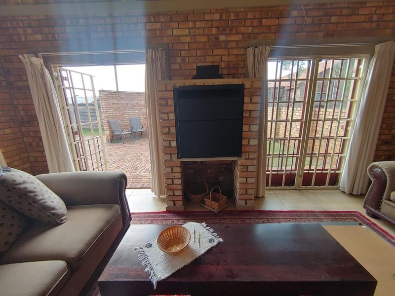 Spacious Family Home on a 4,000m2 Stand in Henley on Klip - Photo 4