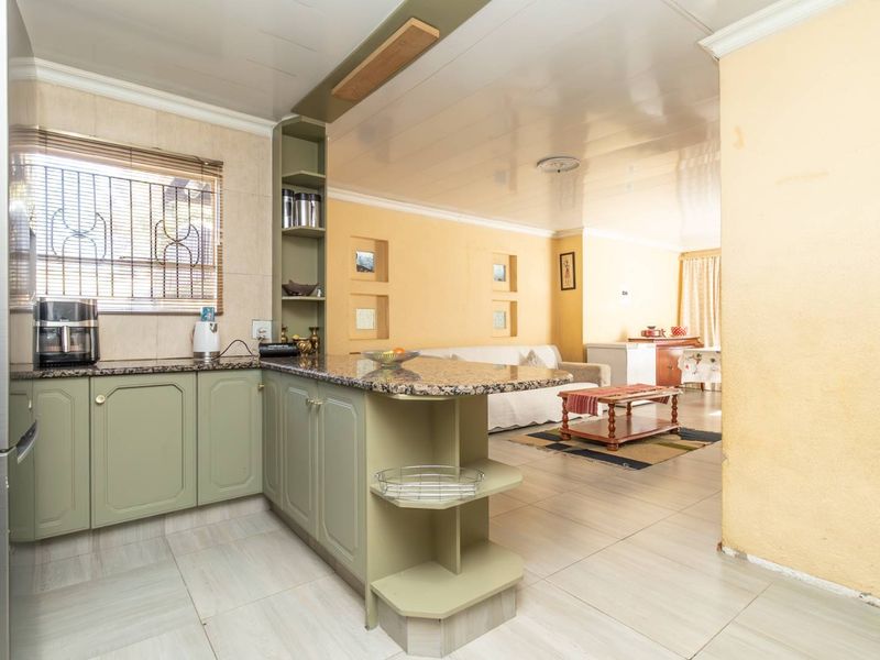 4 Bedroom House for Sale in Cosmo City - Photo 5