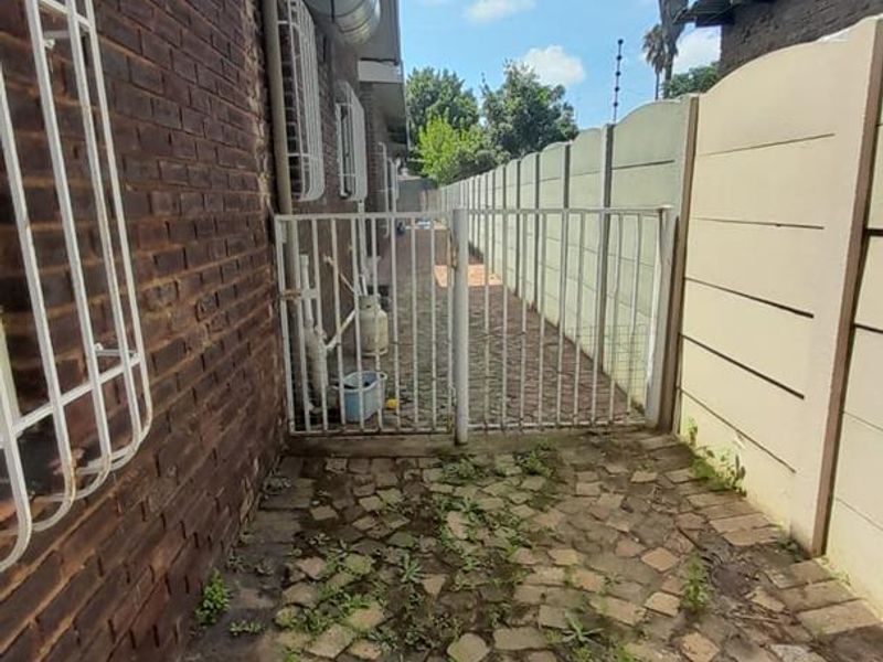 Spacious 4 bedroom house with flatlet - Photo 5