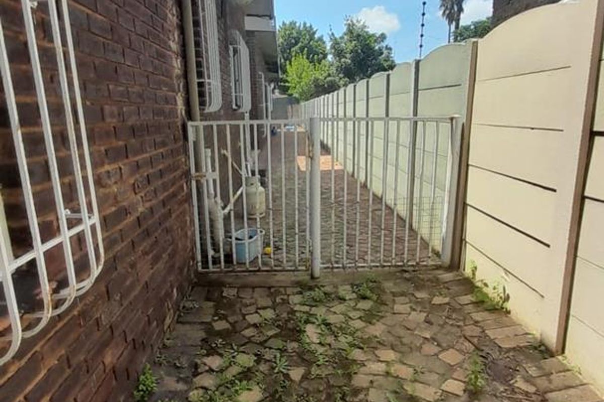 Spacious 4 bedroom house with flatlet - Photo 5