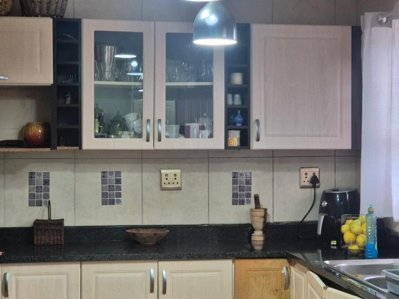 A PLACE TO HANG YOUR HEART! ALL OFFERS FROM R 1850 000.00... TRY YOURS TODAY! - Photo 8