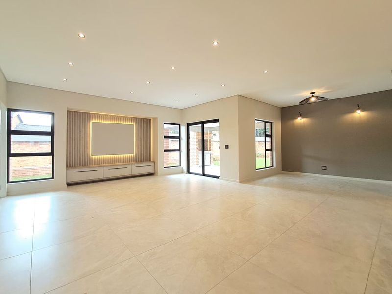 3 Bedroom Cluster in Brackenhurst - Photo 2