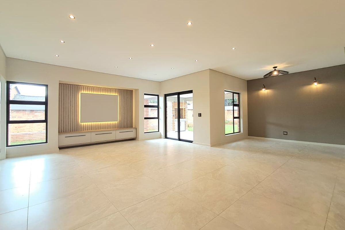 3 Bedroom Cluster in Brackenhurst - Photo 2