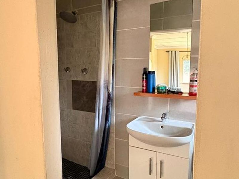 3 bedroom Home in Rembranft Park - Photo 10