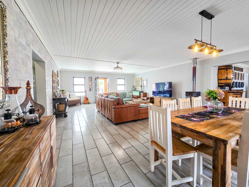 Spacious 6 bedroom family home with flatlet for sale in Stilbaai-Oos. - Photo 6