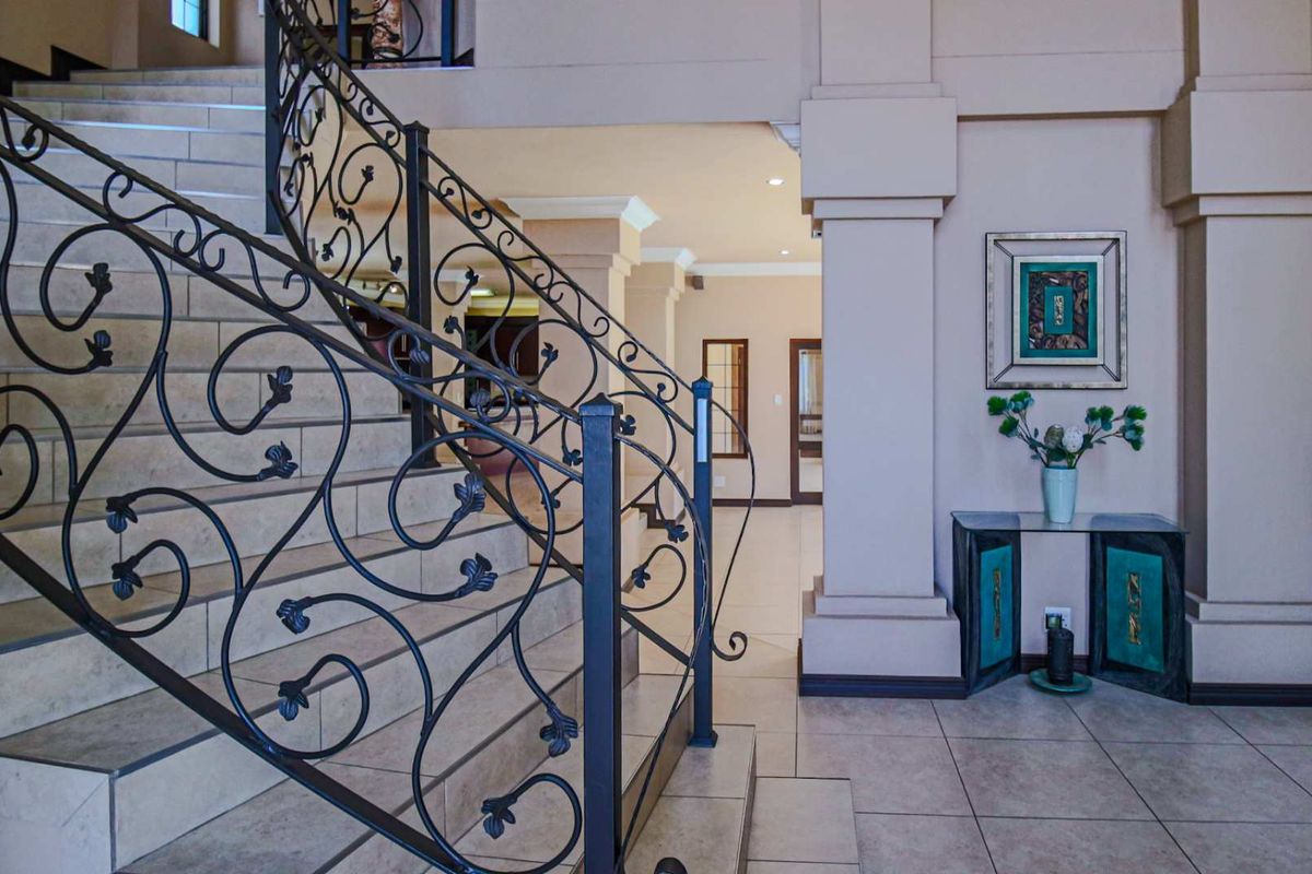 DUAL MANDATE - Palace of a home in Midlands Estate - Photo 5