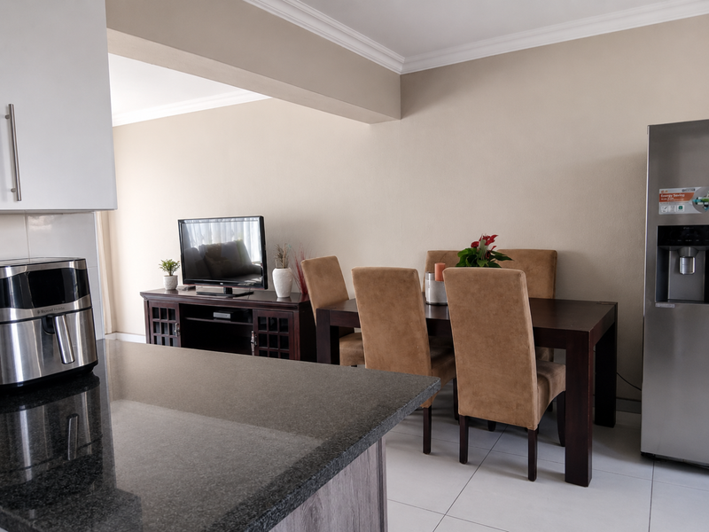 Spacious 3-Bed Home with Private Garden & 24-Hour Security - Photo 5
