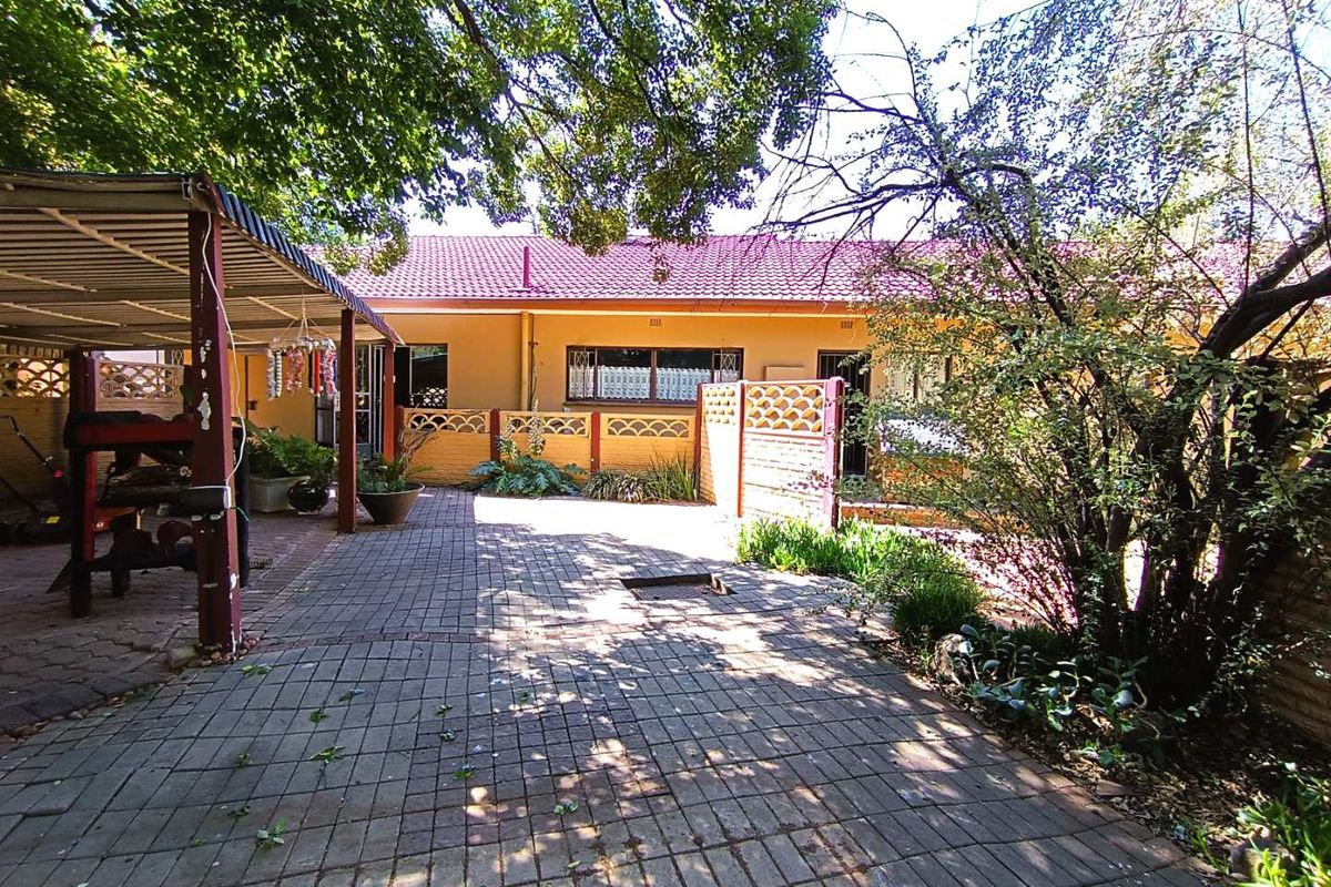 Prime Investment Opportunity – Corner Stand Gem Near UFS - Photo 2