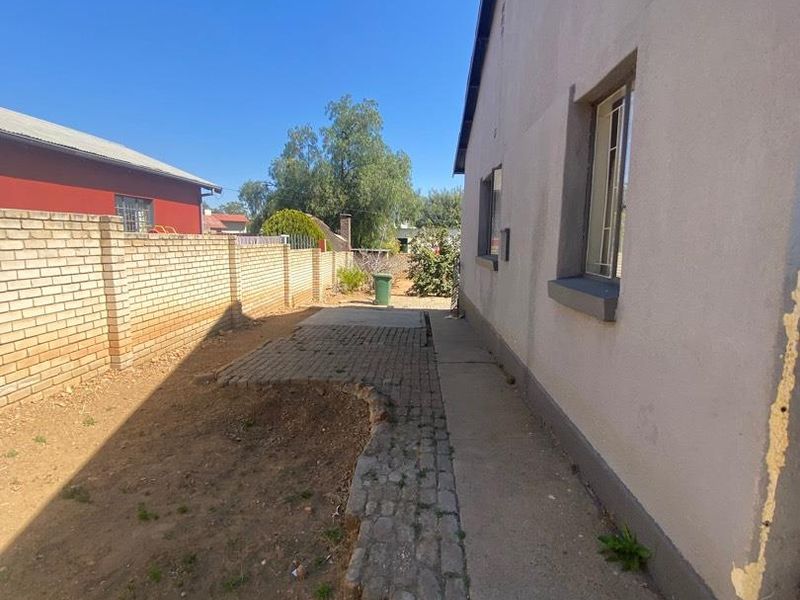 Spacious family home with added income potential in Windhoek North. - Photo 10