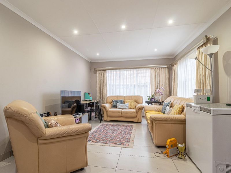 To Let in Helderkruin - Secure Complex - Photo 4