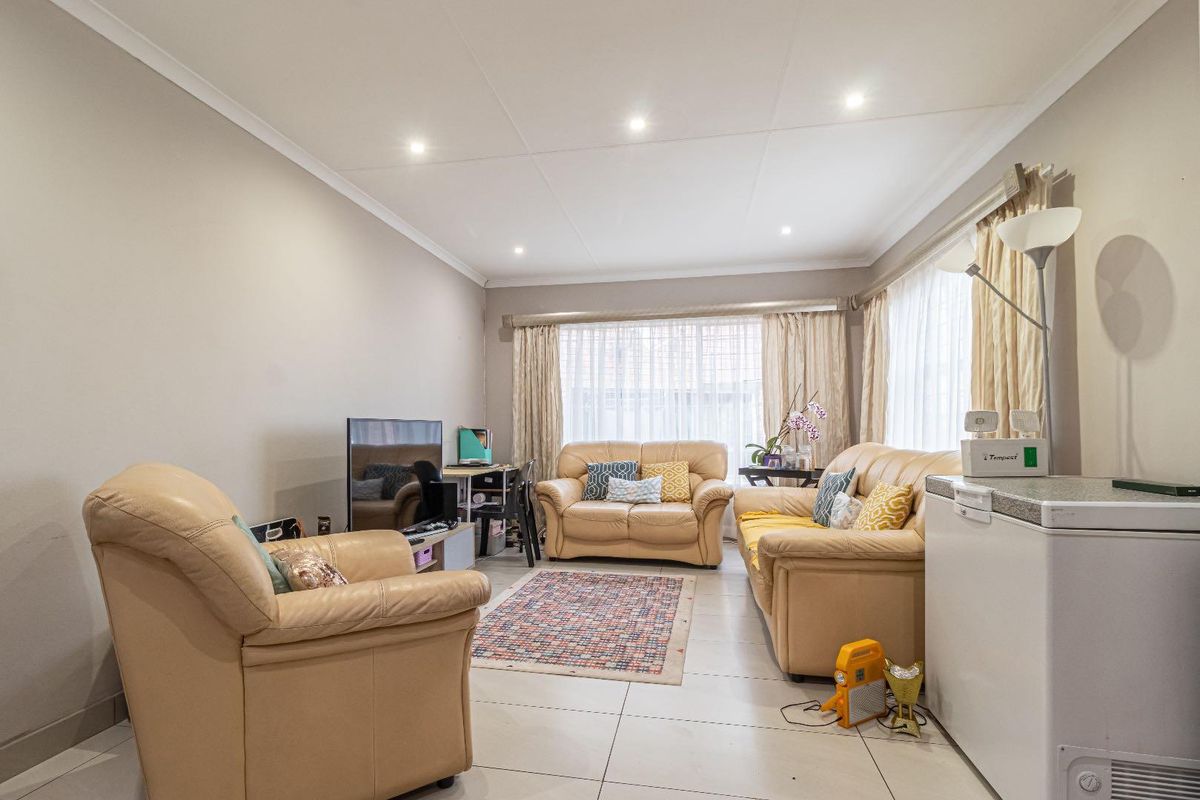 To Let in Helderkruin - Secure Complex - Photo 4