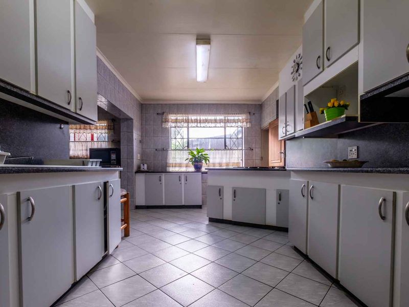 Rental investment property - 13 room compound for sale in Rosettenville - Photo 10