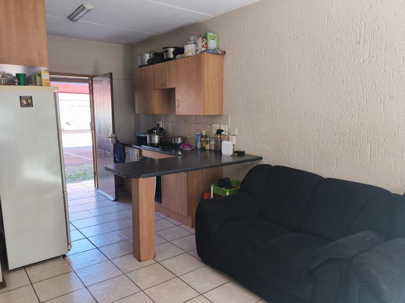 2 bedroom ground floor unit, walking distance from Eastrand Mall - Photo 2