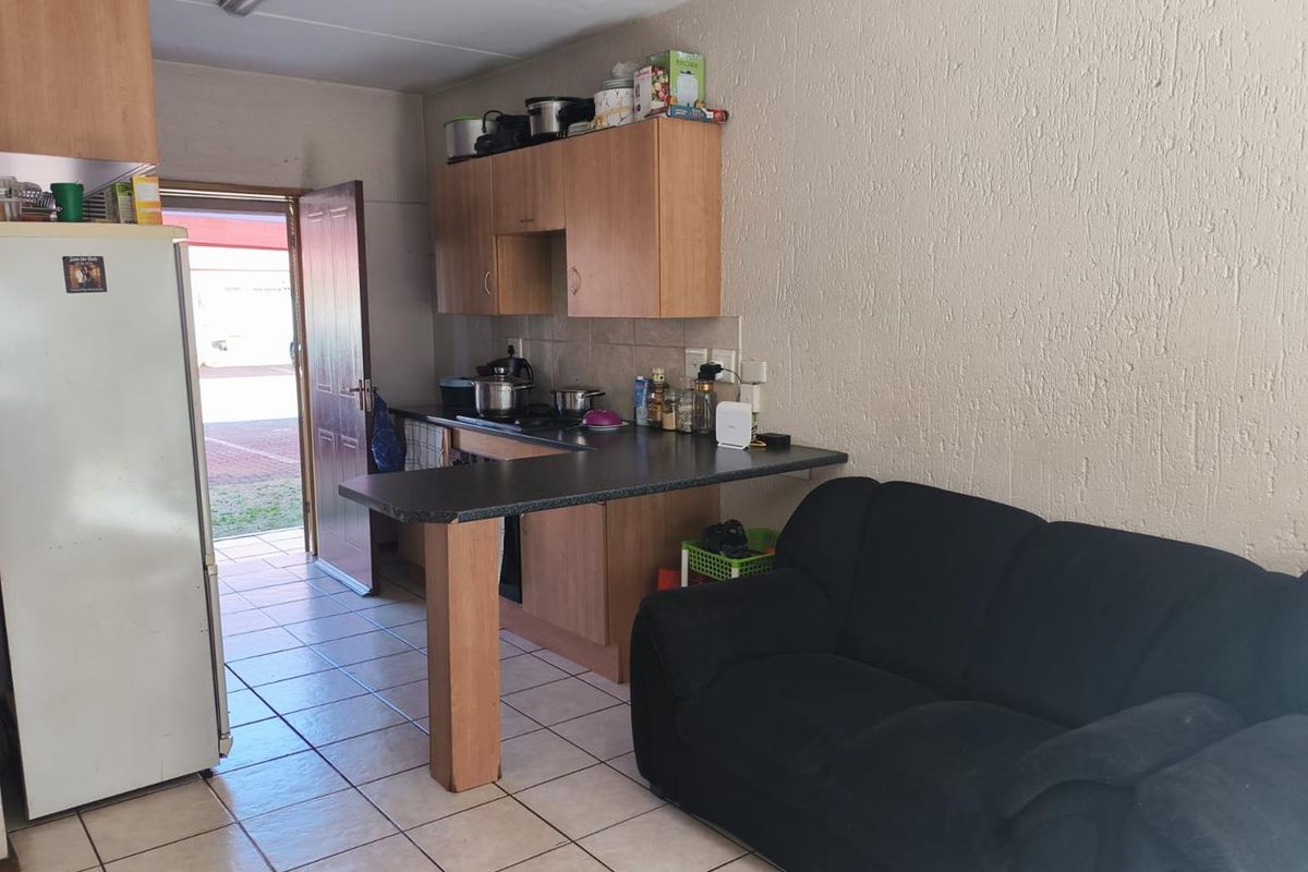 2 bedroom ground floor unit, walking distance from Eastrand Mall - Photo 2