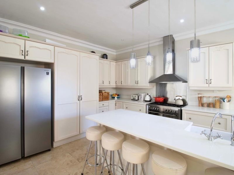 Where Ocean Views Meet Timeless Elegance - Photo 4