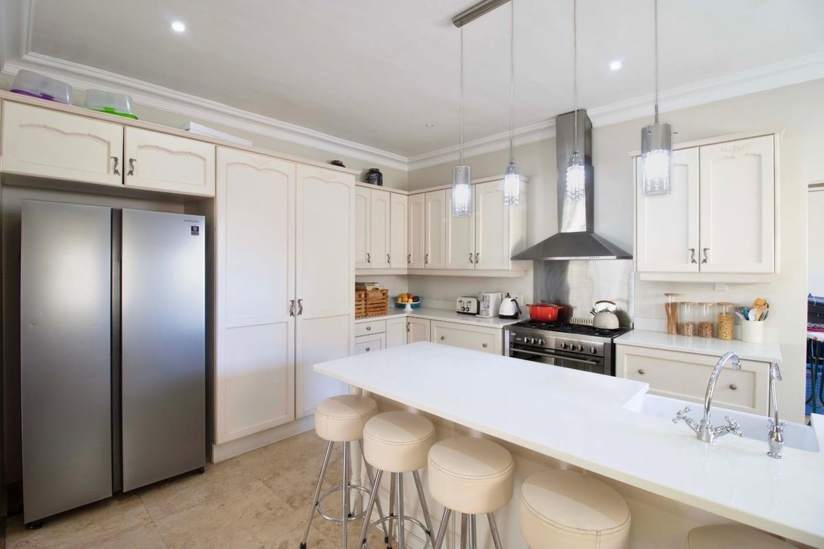 Where Ocean Views Meet Timeless Elegance - Photo 4