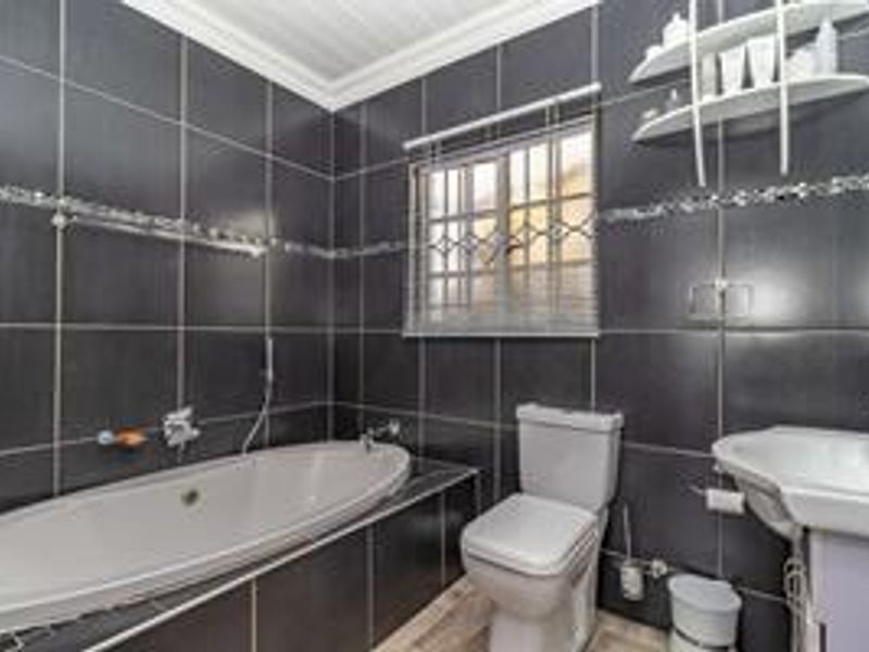 Cosy low maintenance cluster with potential for third bedroom - Photo 8