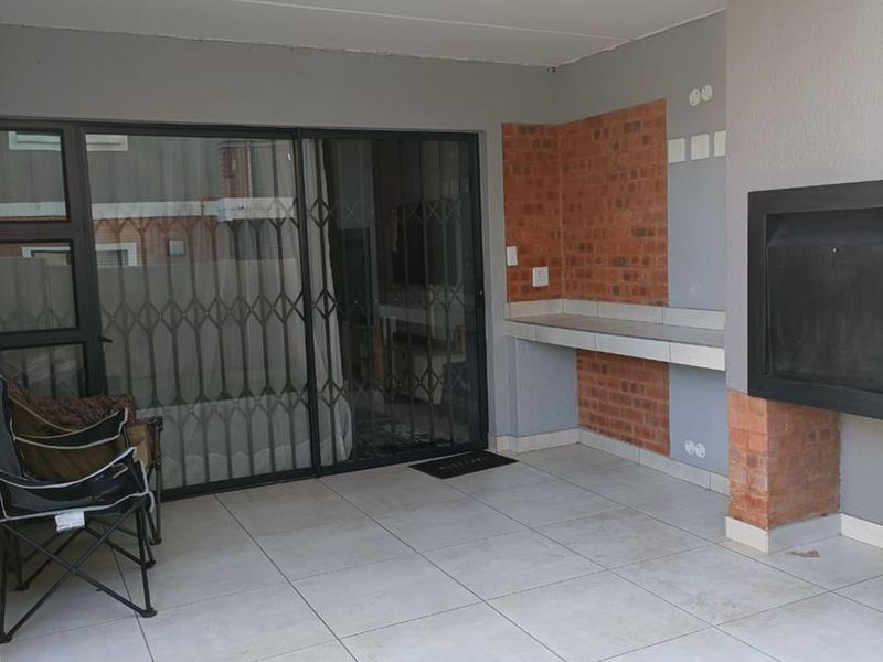 2 Bedroom Townhouse, perfect for investor/newly wed couple or a retiree/retired couple - Photo 3