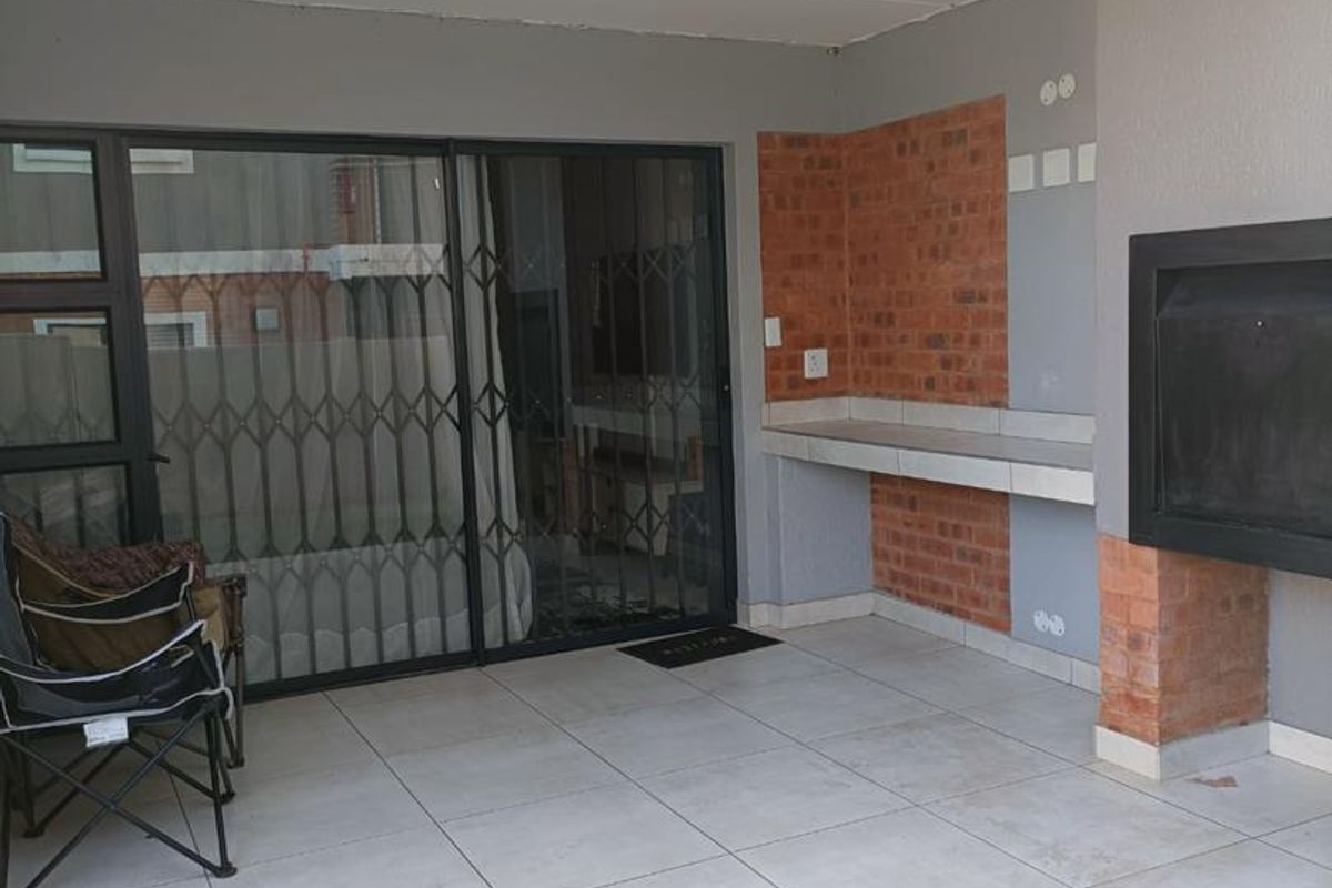 2 Bedroom Townhouse, perfect for investor/newly wed couple or a retiree/retired couple - Photo 3